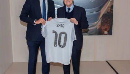 万向娱乐官网入口-国足主帅邵佳一到访皇马，与弗洛伦蒂诺合影+获赠10号球衣
